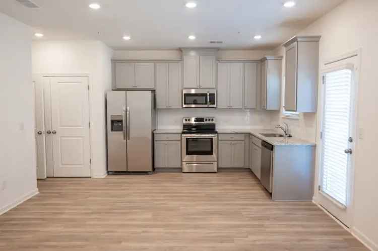 Rent Pet-Friendly 3 & 4 Bedroom Townhomes in Atlanta