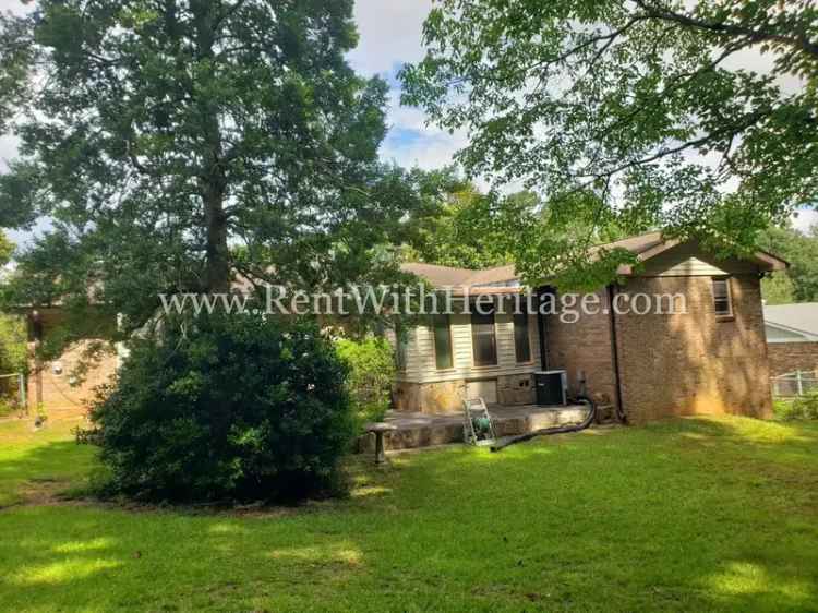 Home for Rent Brick Ranch Style with Spacious 3 Bedrooms in Great Neighborhood