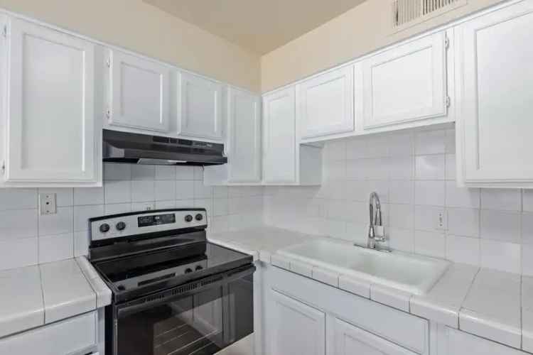 Rent 2 Bedroom Apartment in Phoenix with On-Site Amenities