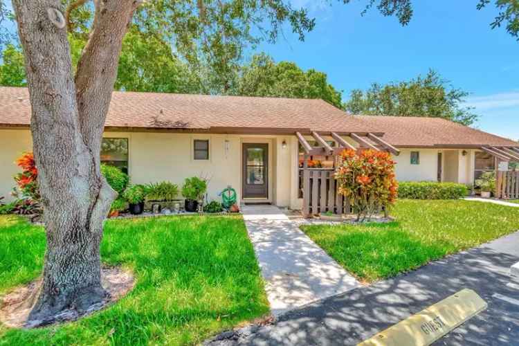 Buy cozy villa in Boynton Beach with great amenities and charm