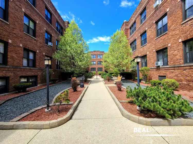 Rent Apartment in Lakeview with Pet Friendly Features and Spacious Layout