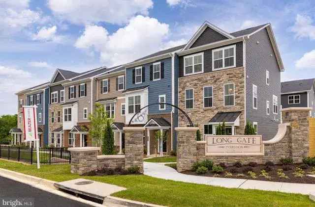 Rent Modern Townhouse with 3 Beds 4 Baths in Ellicott City