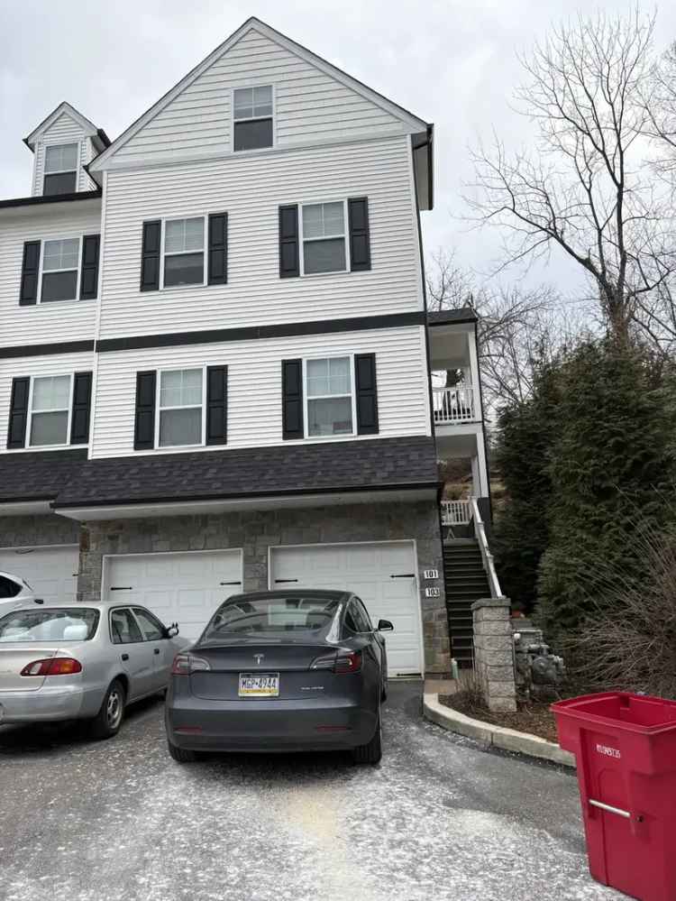 Rent Luxury Townhouse with 3 Bedrooms and Private Parking in Conshohocken