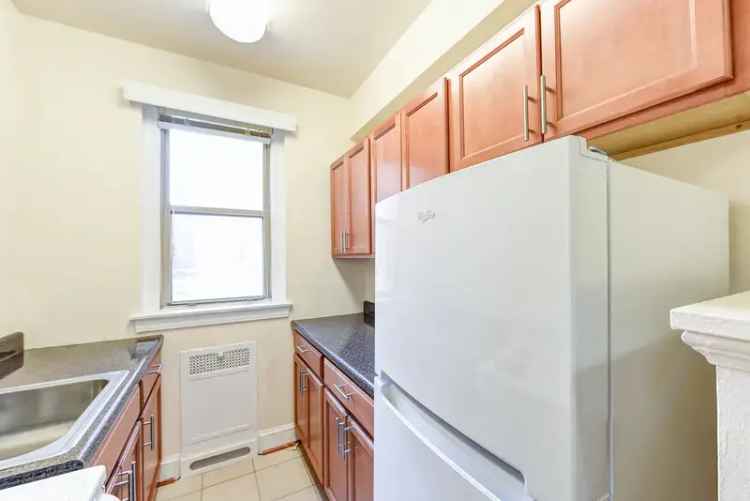 Rent Logan Circle Apartments with Studio and One Bedroom Options