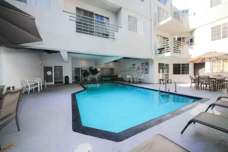 Rent Apartments in Hollywood with Pool and Jacuzzi