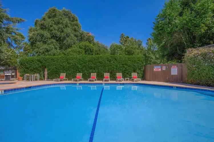 Rent Townhome in Sacramento with Great Amenities and Location