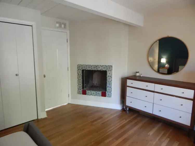 Townhouse for Rent in East Lincoln Park with Spacious Layout and Patio