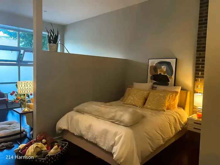 Rent Junior 1 Bed Apartment in Oak Park with Updated Kitchen