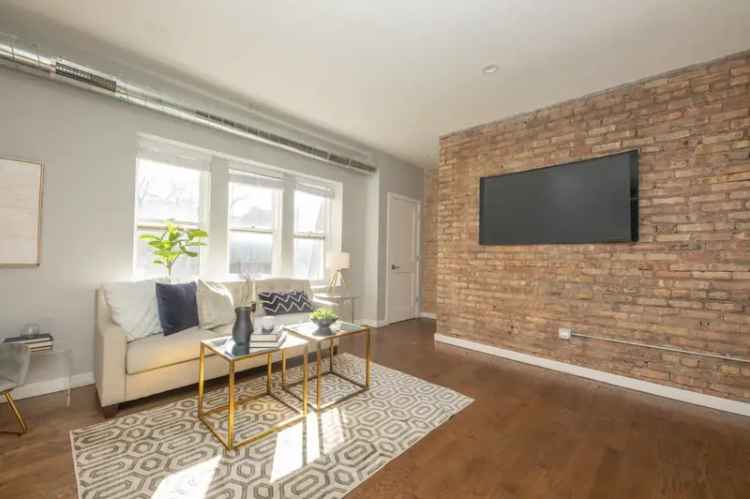 Rent Lakeview Apartments with Stunning Rooftop and Gym Amenities