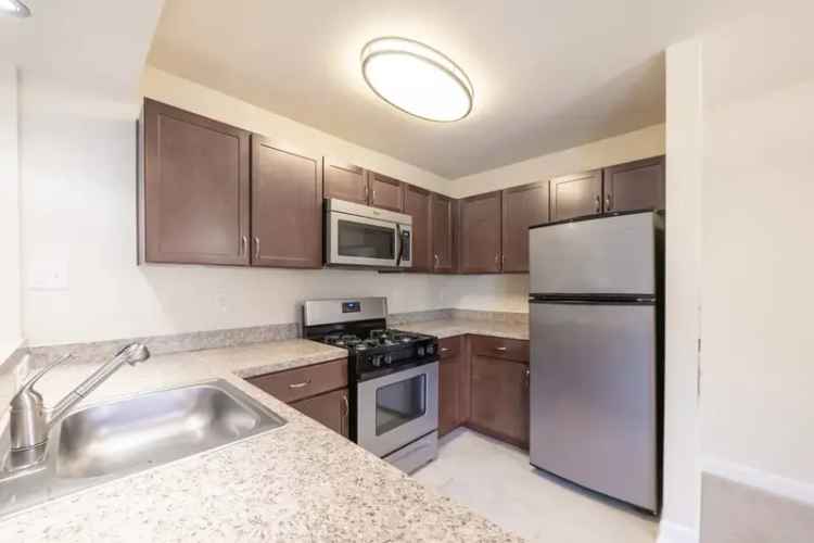 Rent Apartment at Arbor Park of Alexandria with Pool and Fitness Center