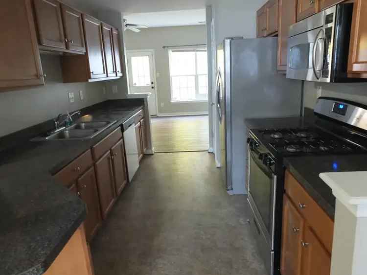 Rent Three Bedroom Townhouse in Glen Allen with Modern Amenities