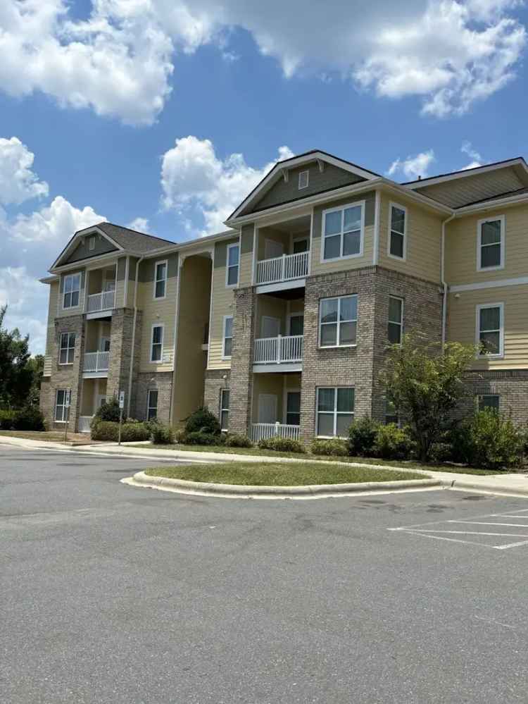 Rent Modern Apartments in Charlotte with Clubhouse and Fitness Center