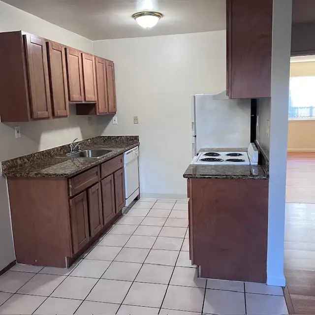 Rent Apartments Clean Remodeled Quiet Near BART and Downtown Concord