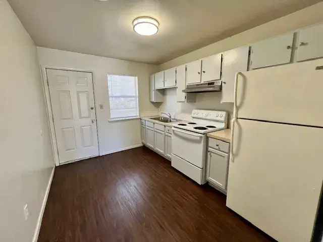 Rent 2 Bedroom Apartment Near U of A Campus with Spacious Units