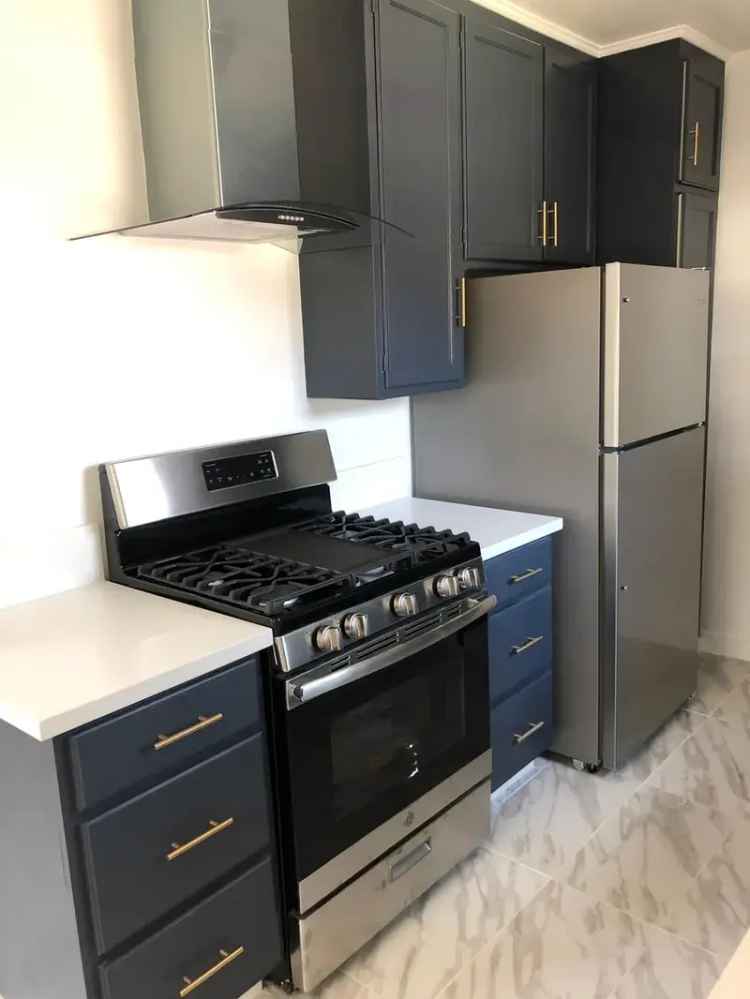 Rent Apartment Unit Newly Renovated One Bed with Assigned Parking