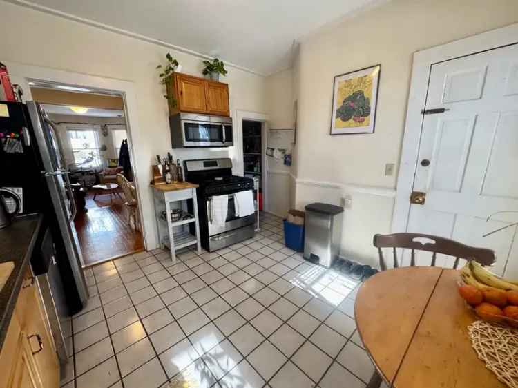 Rent Apartment Unit in Jamaica Plain with 2 Bedrooms and 1 Bath