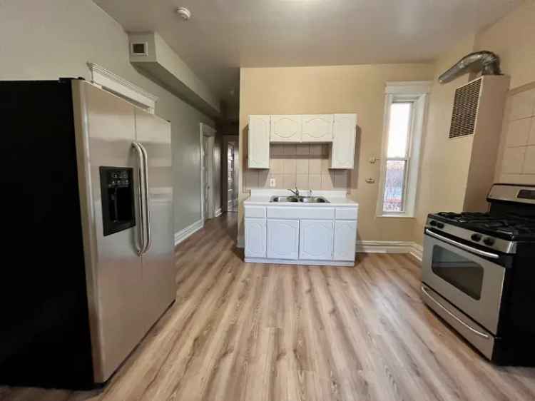 Rent Apartment in Pilsen Neighborhood Near Public Transport and Amenities