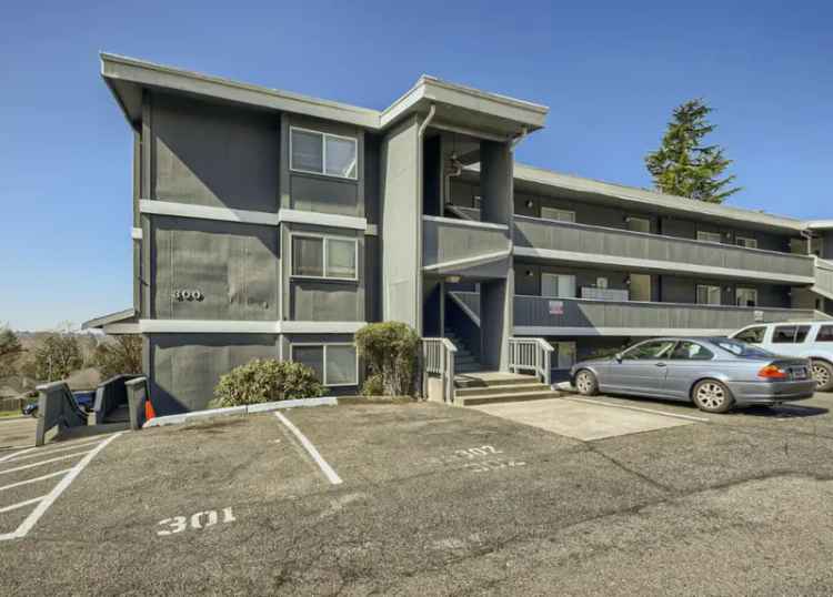 Rent Sunset View Apartments in Renton WA with Large Bedrooms and Deck