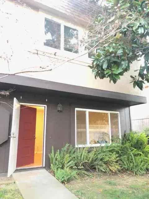 Townhouse for Rent in Fremont with 3 Bedrooms and Community Pool