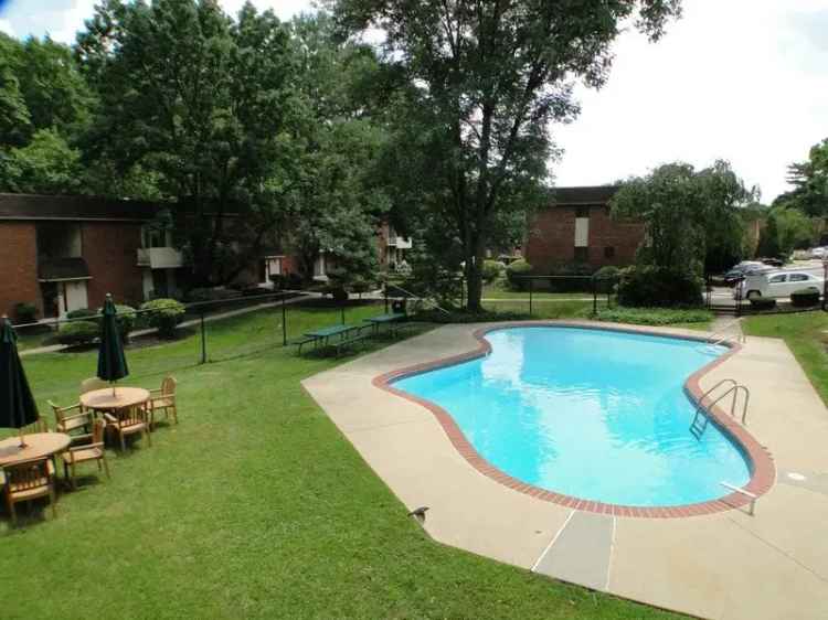 Rent Apartment Unit with Pools and Tennis Court Near SEPTA R2 Line