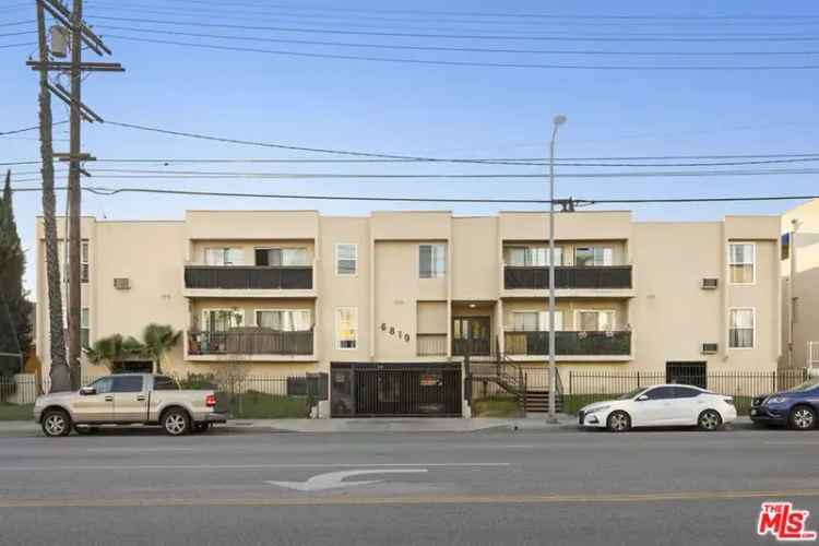 House For Sale in 6819, Laurel Canyon Boulevard, Los Angeles, California