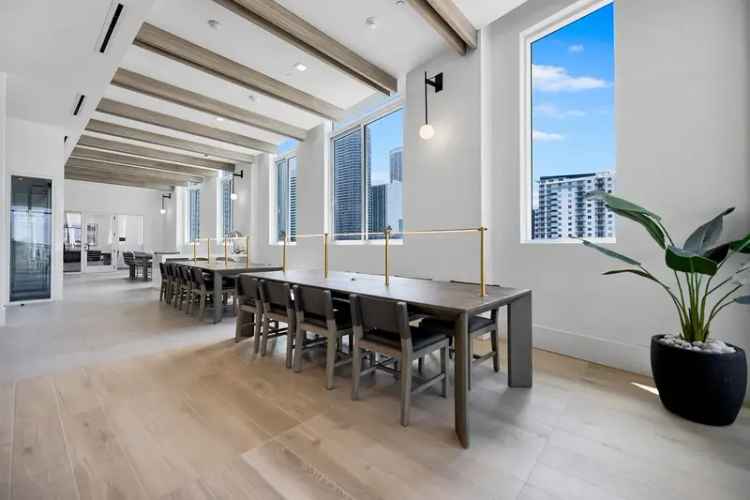 Rent Apartments at 2000 Biscayne with One Month Free