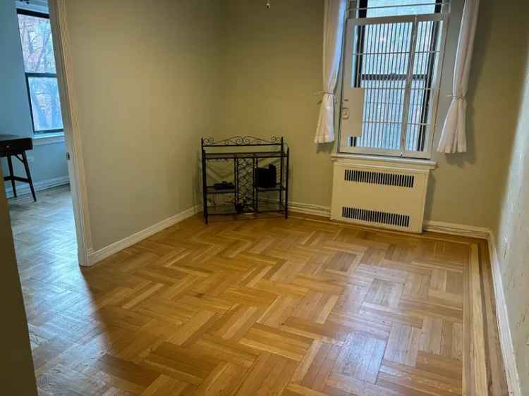 Rent Studio Apartment in Elevator Condominium Near Park with High Ceilings