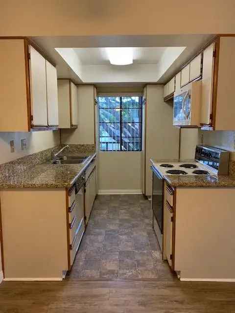 Rent Apartment in Burbank with Spa and Courtyard Views