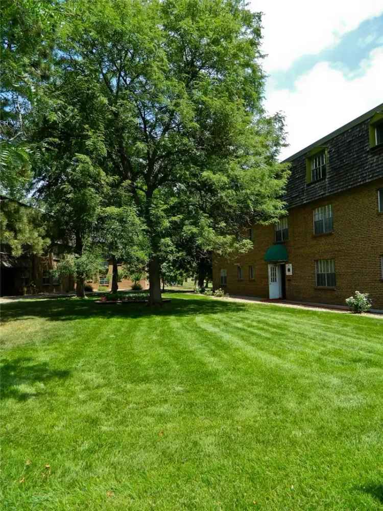 Rent Apartments in Garden Center with Courtyards and Pool