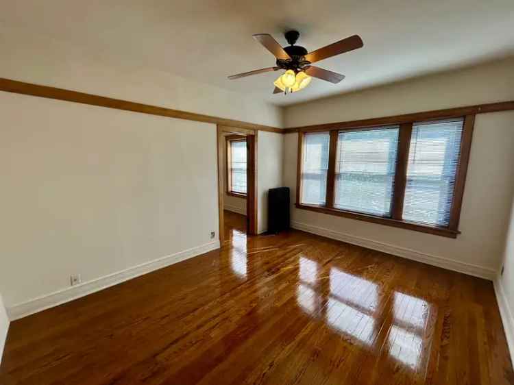 Rent Lincoln Park Apartment with Hardwood Floors and Granite Counters