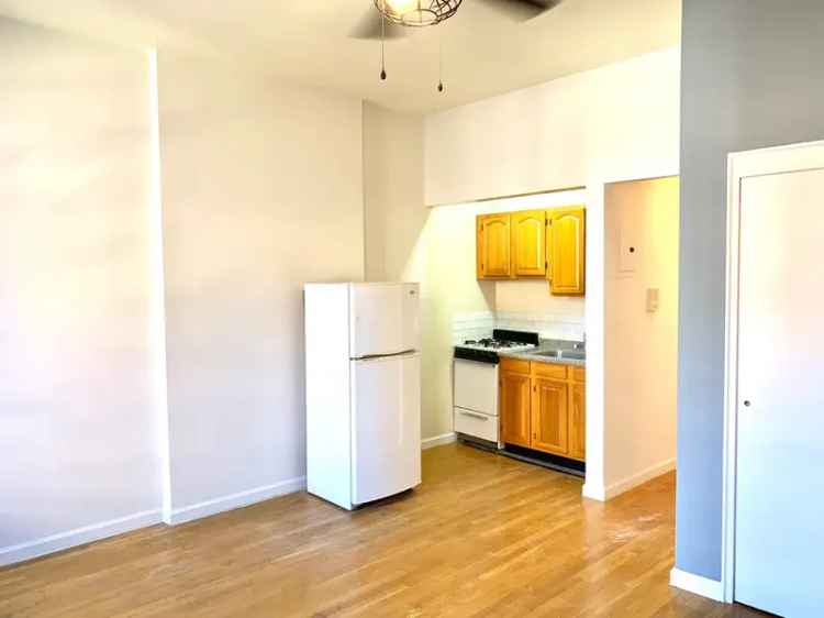 Rent Bright Studio Apartment in West Harlem with Open Kitchen