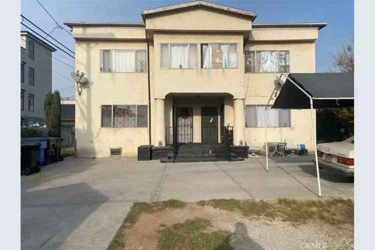 Buy quadraplex in Los Angeles with spacious front yard and rental potential