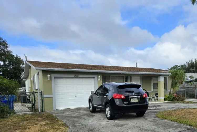 House For Sale in 513, Greynolds Circle, Lantana, Florida