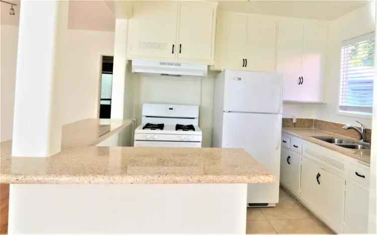 Rent a 2 Bedroom Apartment in Los Angeles with Jacuzzi and Gardens