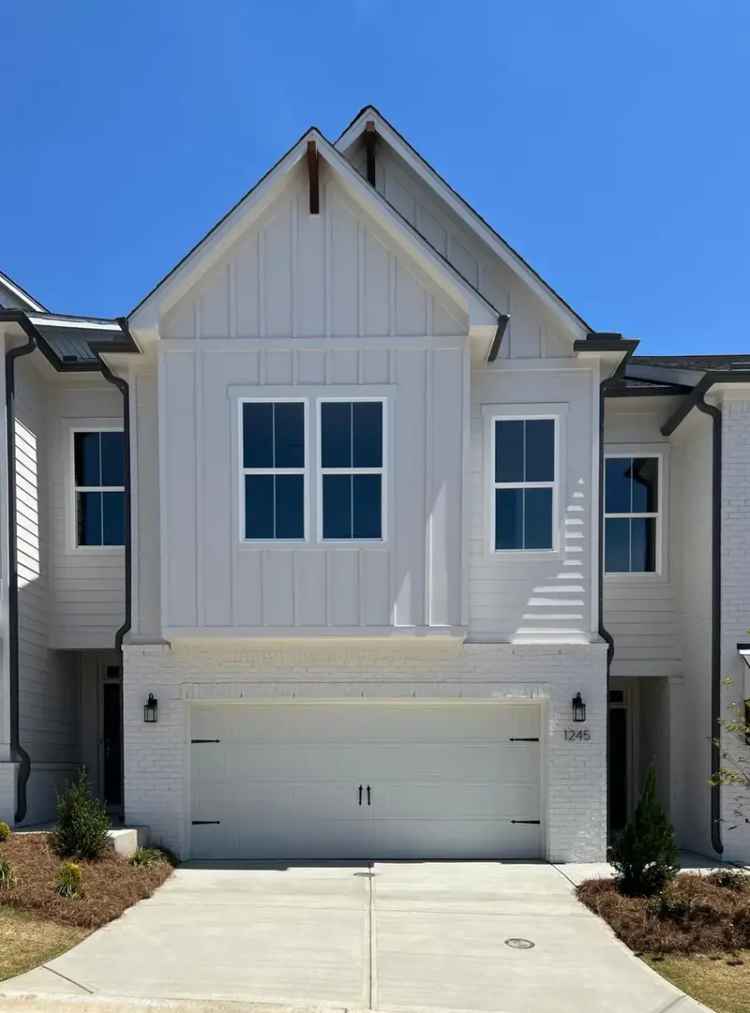 Rent Luxurious Townhouse in Westshore Community with Modern Amenities