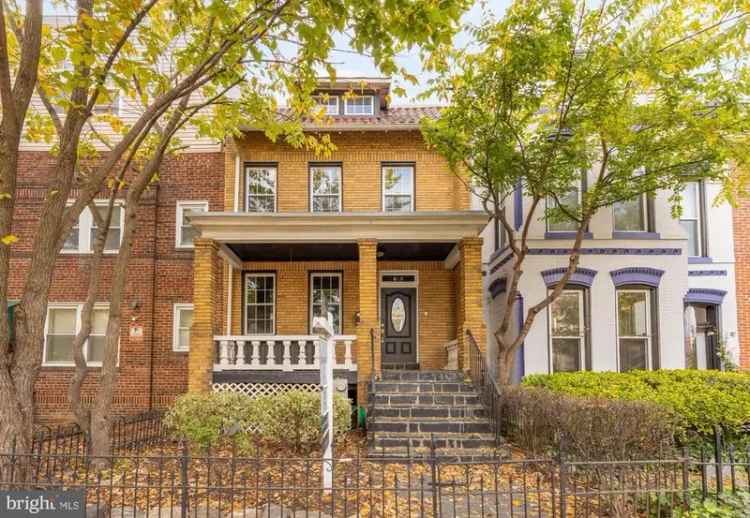 House For Sale in 810, 8th Street Northeast, Washington, District of Columbia