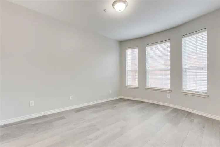 Rent Updated Townhome with 2 Bedrooms and 3 Baths Near Dallas