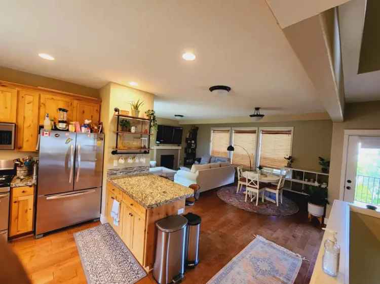 Rent Modern Spacious House with 3 Bedrooms and 3.5 Baths in Hood River