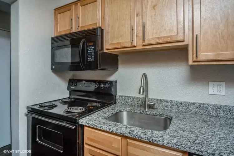 Rent Apartment in Bellaire with Outdoor Amenities and Clubhouse