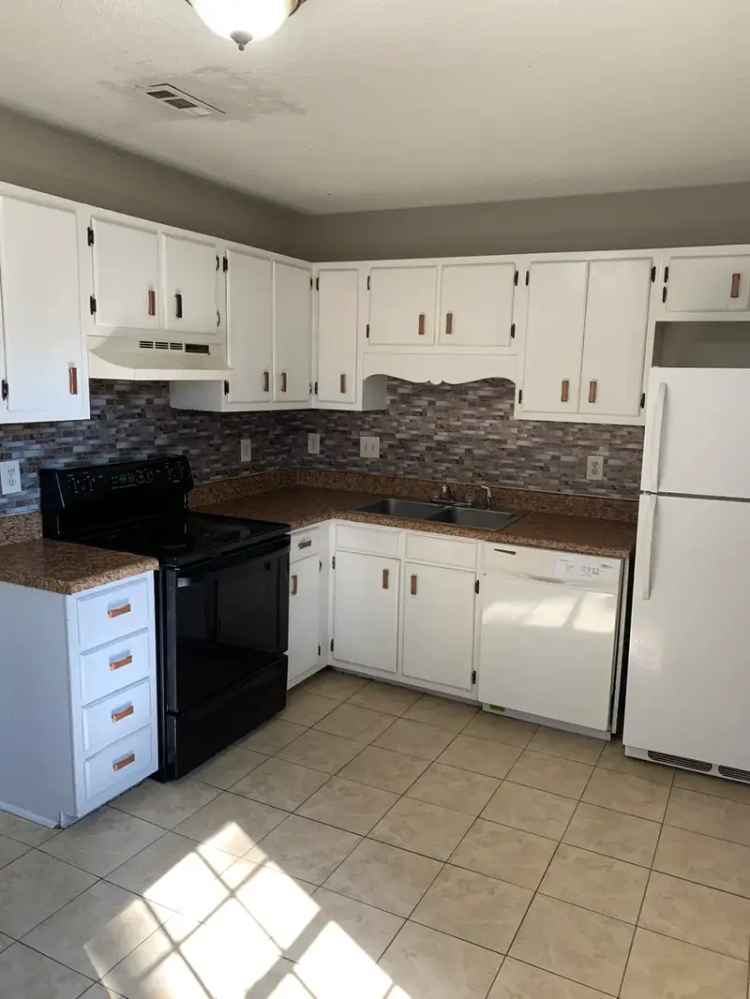 Townhouse for Rent in Summerville with Spacious Kitchen and Balcony