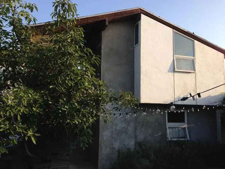 Rent 2 Story Cottage in Venice with Large Upper Deck and Fireplace