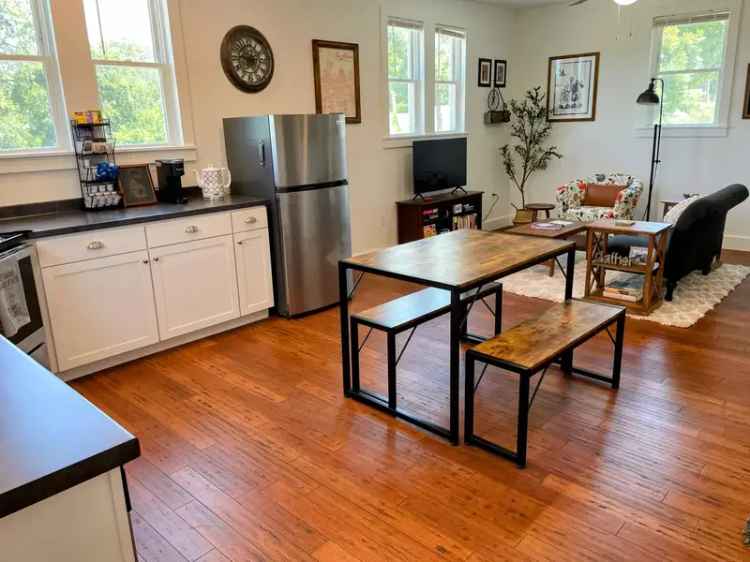 Rent Victorian farmhouse with modern amenities in Dignowity Hill