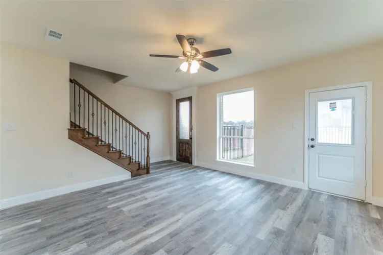 Rent Beautiful Townhome in Arlington TX with Game Room and Balcony