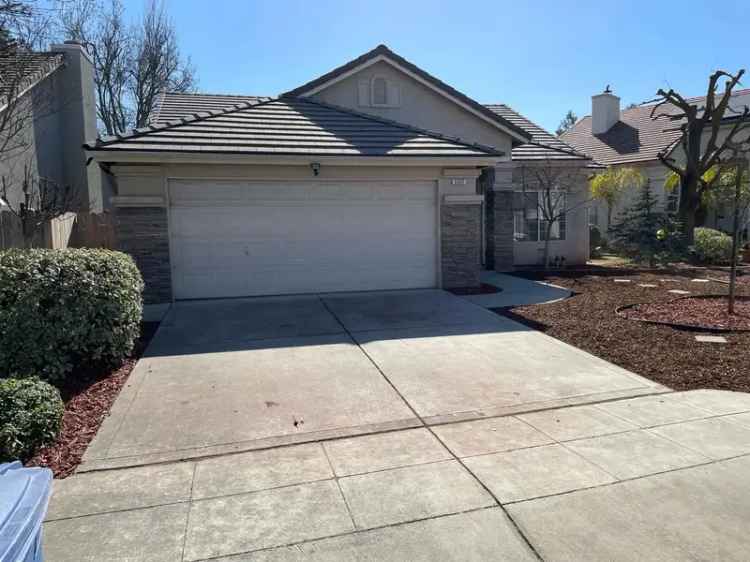 Rent Beautiful Home in NE Fresno with 3 Bedrooms and spacious backyard