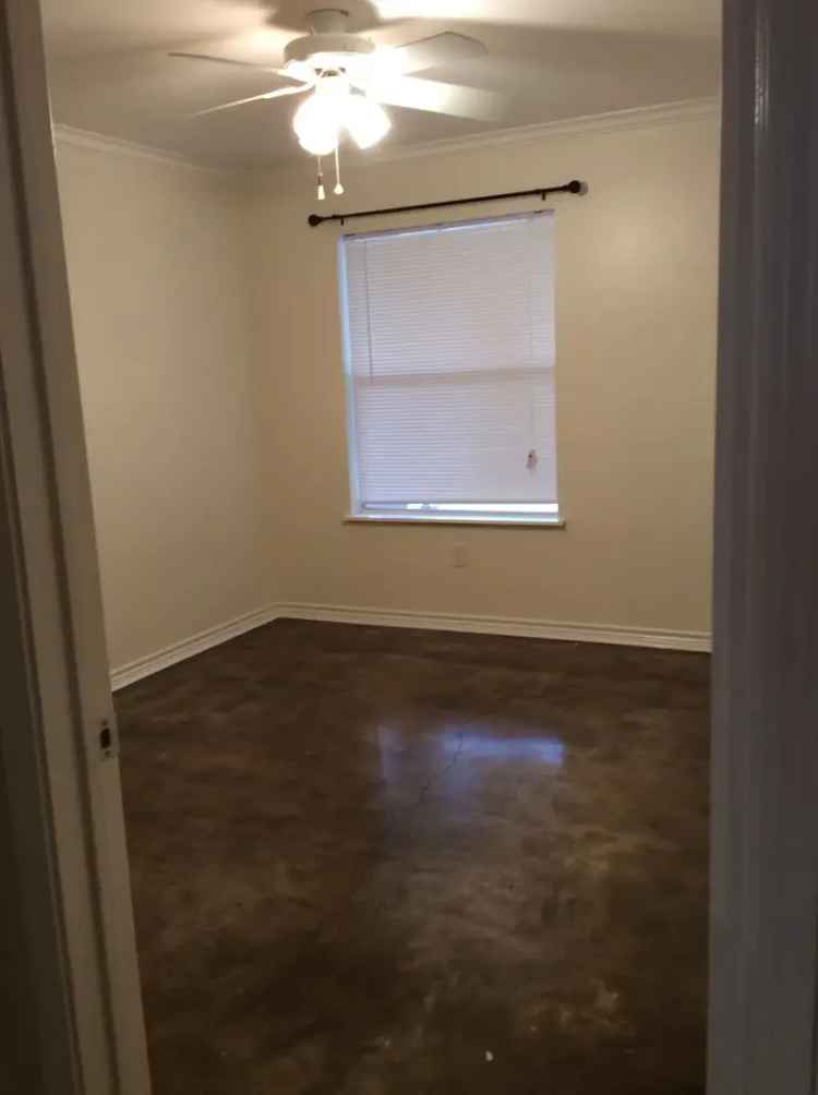 Rent Apartment Unit in Woodcreek North with Fresh Paint and Vaulted Ceilings