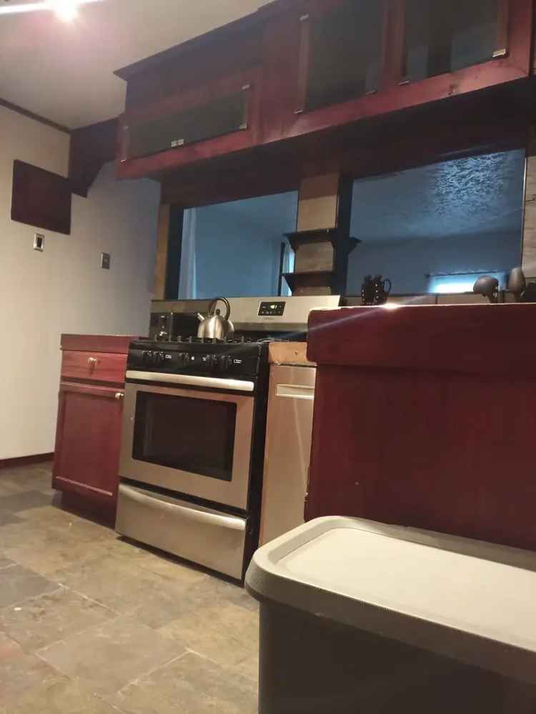 Rent Updated 2 Bedroom Apartment in Lakeview Convenient Location