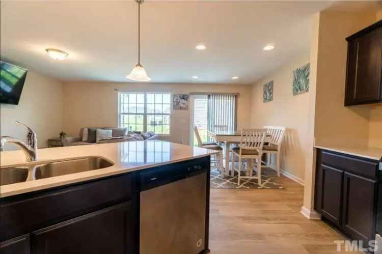 Rent Townhouse with 3 Bedrooms and 2.5 Baths in an Entertainment-Friendly Layout