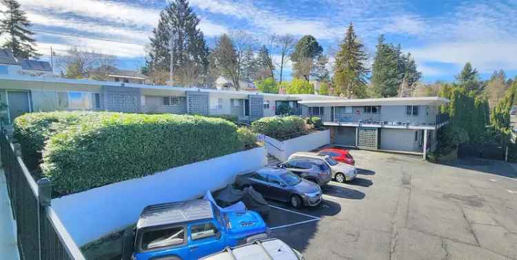 Rent Townhouse with 2 Bedrooms in Mid-Century Modern Complex