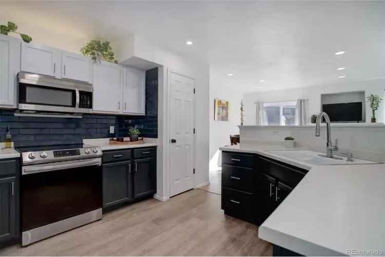 Stylish townhouse for rent in a welcoming community with amenities