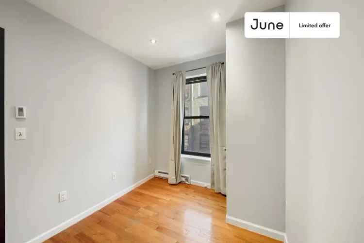 Room for Rent Queen Bedroom in Upper West Side Featuring Modern Amenities